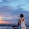 mujer meditando frente al mar ✨ Ritual de Renacimiento Registros Akáshicos + Reiki + Brisa