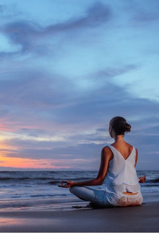 mujer meditando frente al mar ✨ Ritual de Renacimiento Registros Akáshicos + Reiki + Brisa