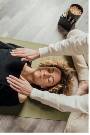 persona recibiendo reiki