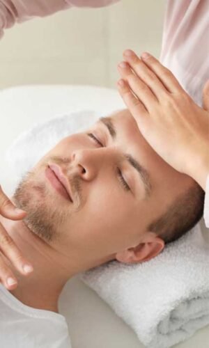 persona haciendo reiki