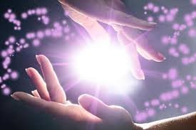 imagen de dos manos con luz o energia entre ellas